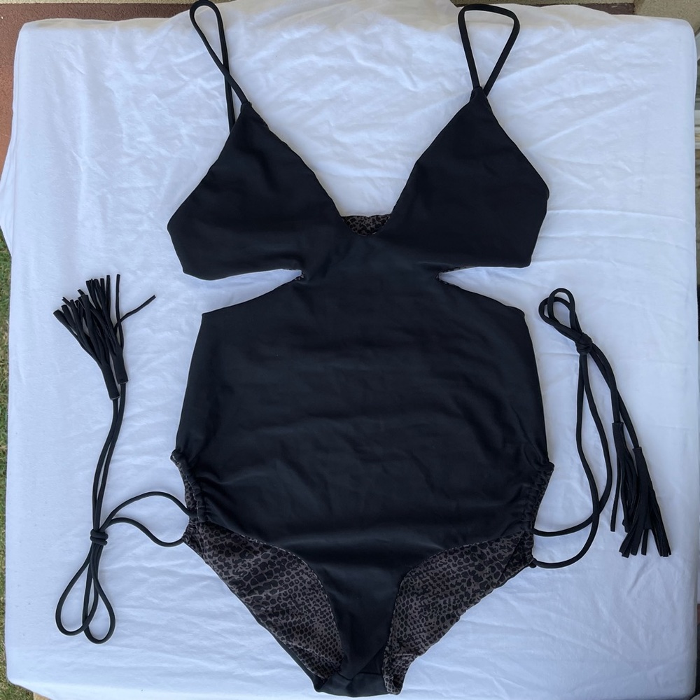 Acacia Greece one piece black beauty